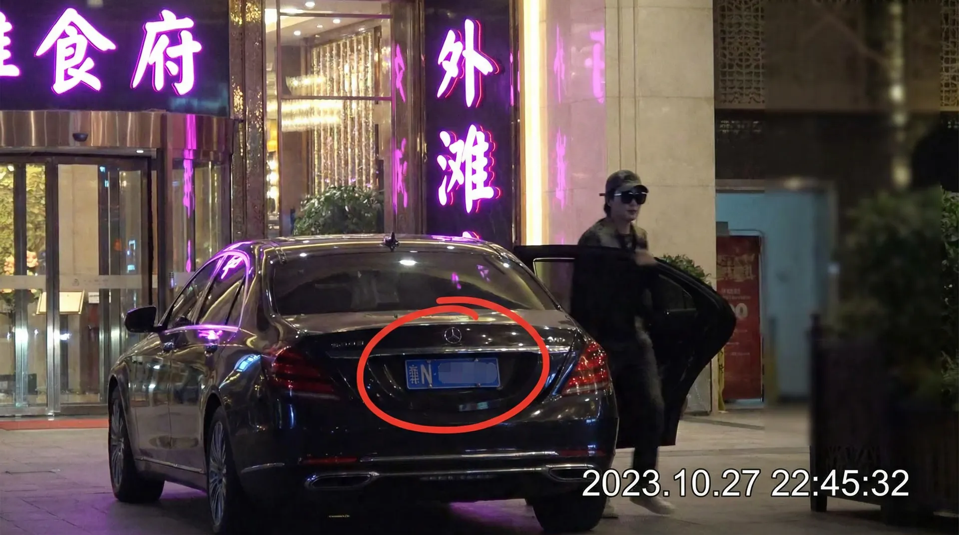 暗网视频::暗网视频免费观看-暗网视频交流社区 - 豪车餐厅外被拍